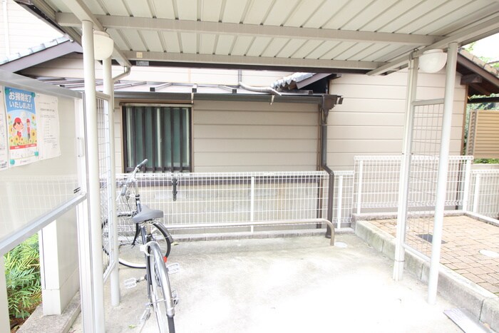 物件外観写真5　(駐輪場)
