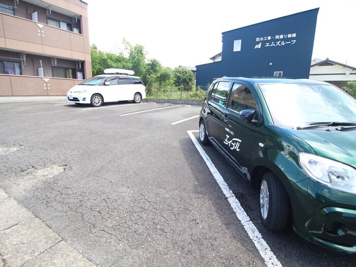 物件外観写真3　(駐車場)