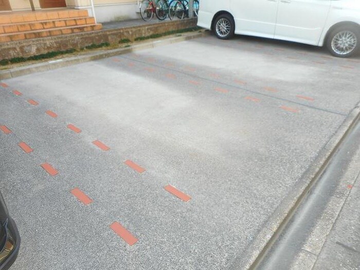 物件外観写真2　(駐車場)