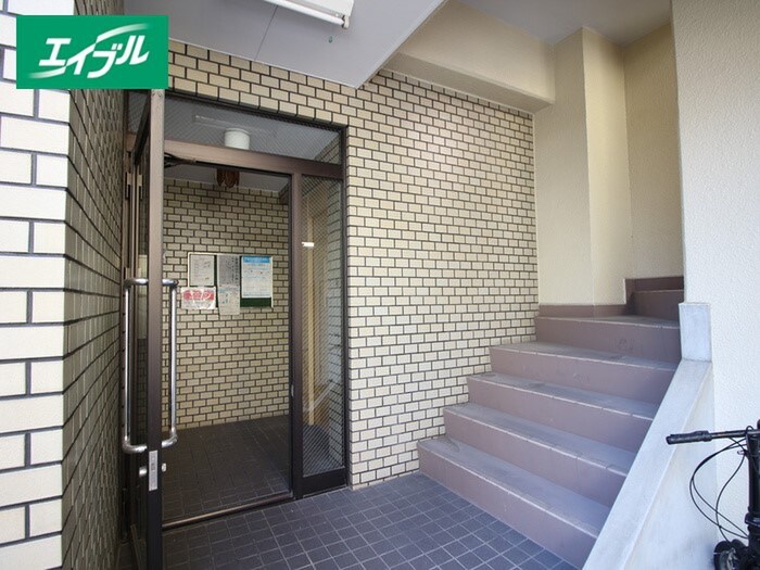 物件外観写真3　(エントランス部分)