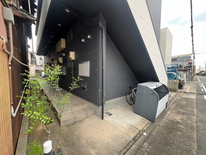 物件外観写真3　(エントランス部分)