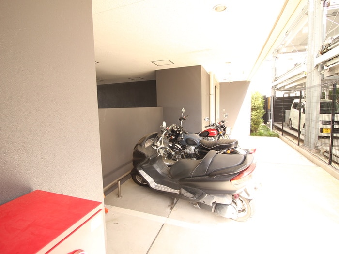 物件外観写真4　(バイク置き場)