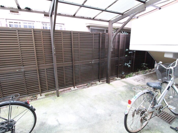 物件外観写真4　(駐輪場)