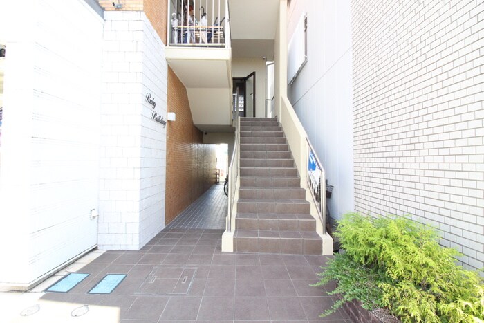 物件外観写真4　(エントランス部分)