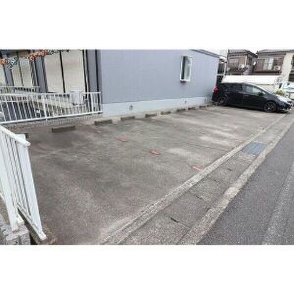 物件外観写真2　(駐車場)