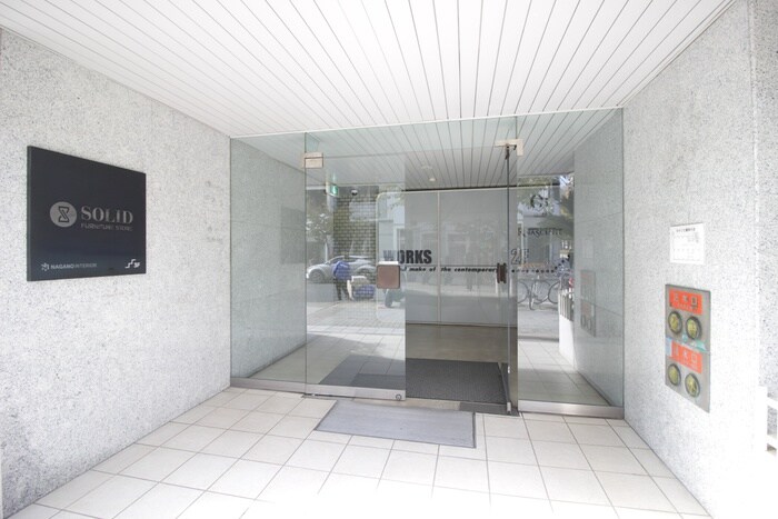 物件外観写真2　(エントランス部分)