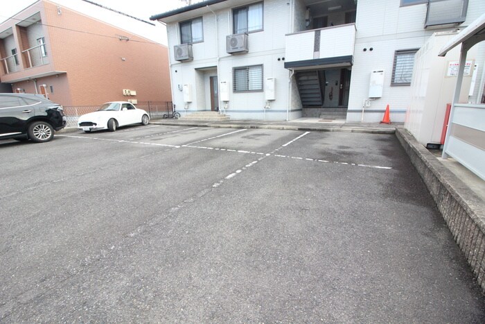 物件外観写真5　(駐車場)