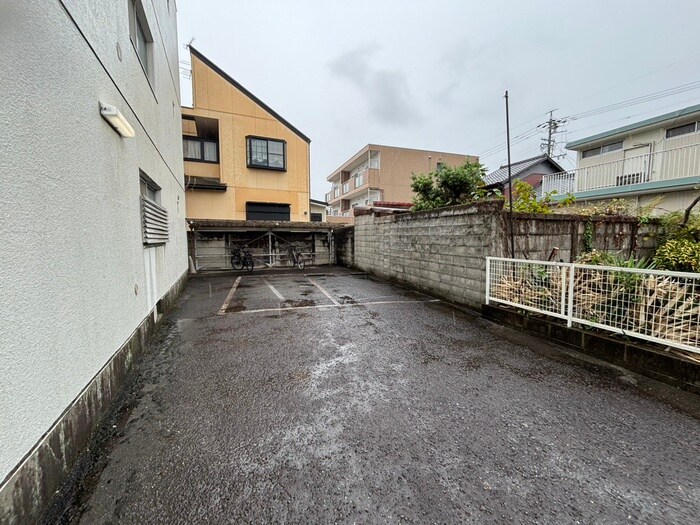 物件外観写真2　(駐車場)
