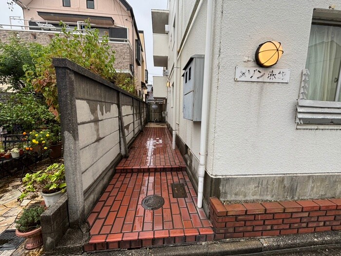 物件外観写真3　(エントランス部分)