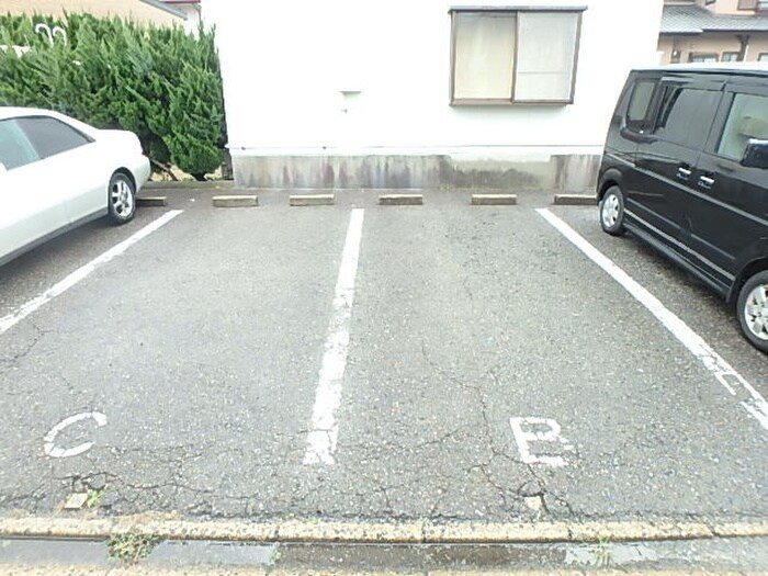 物件外観写真5　(駐車場)