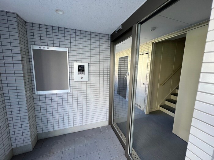 物件外観写真2　(エントランス部分)