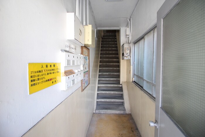 物件外観写真5　(エントランス部分)