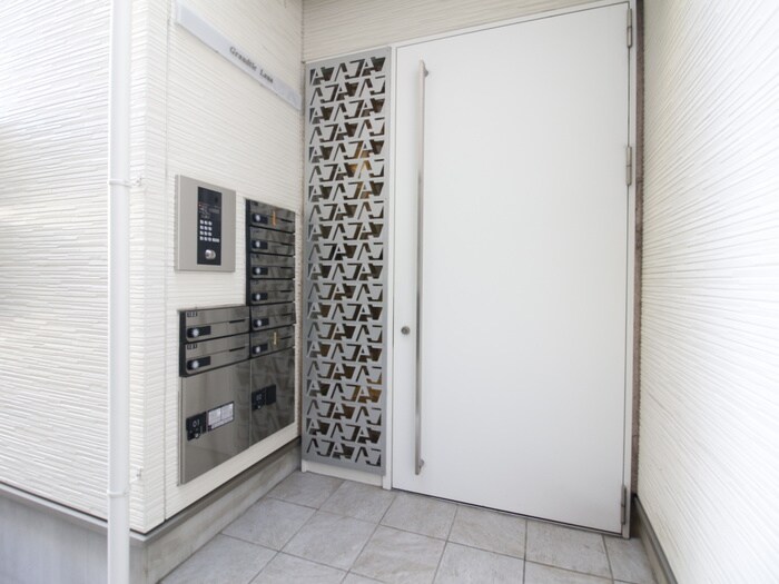 物件外観写真6　(エントランス部分)