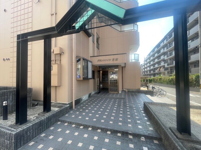 物件外観写真2　(エントランス部分)