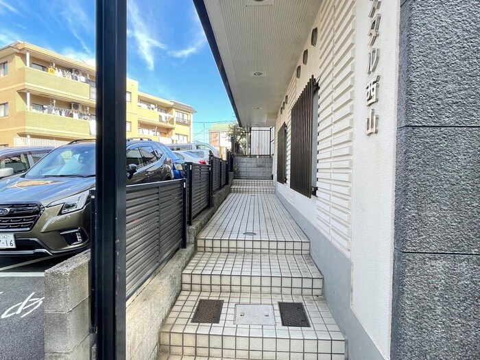 物件外観写真2　(エントランス部分)