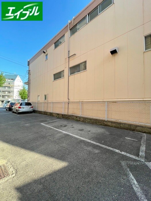 物件外観写真2　(駐車場)