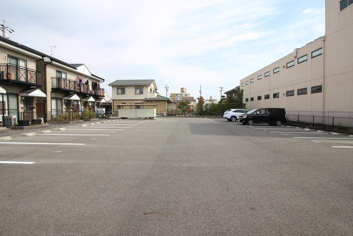 物件外観写真3　(駐車場)