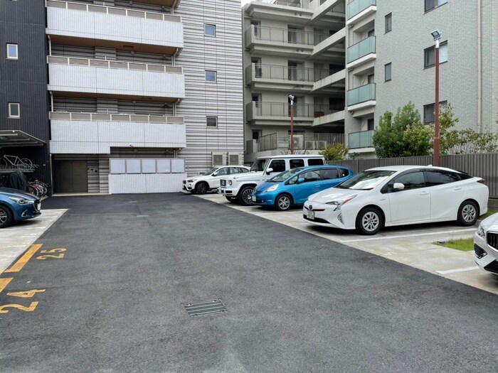 物件外観写真4　(駐車場)