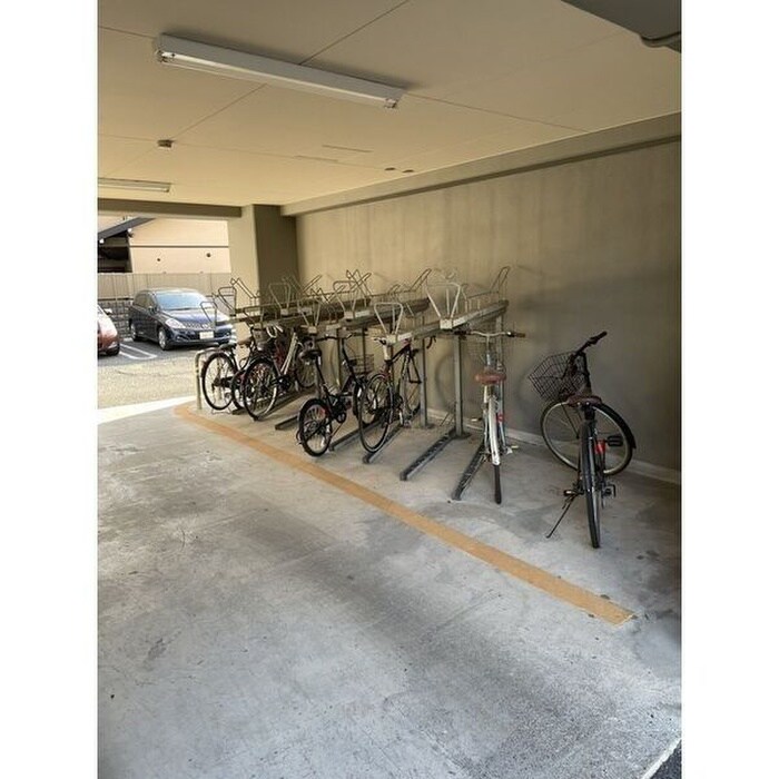 物件外観写真2　(駐輪場)