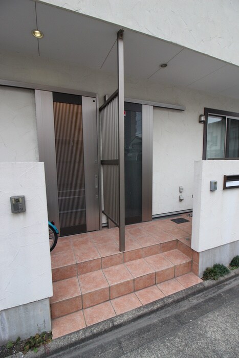 物件外観写真6　(エントランス部分)