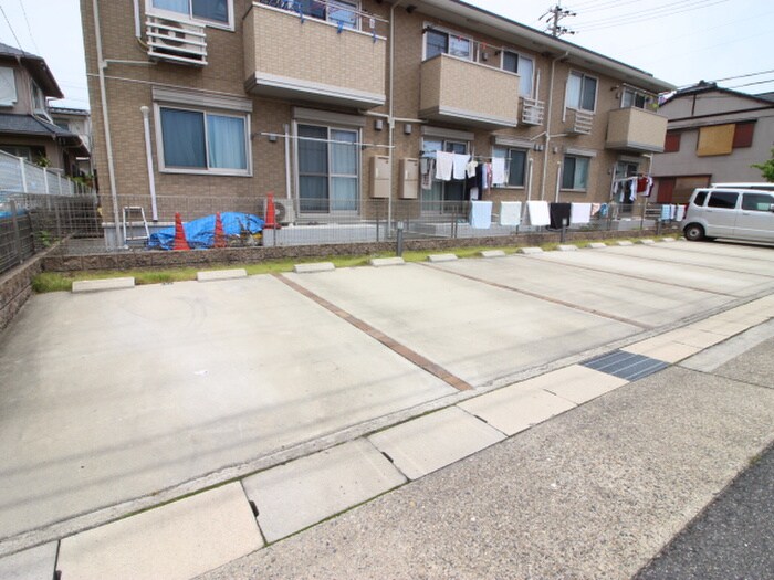 物件外観写真4　(駐車場)