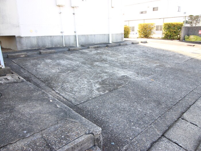 物件外観写真5　(駐車場)