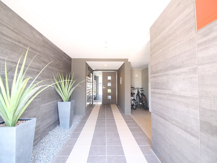 物件外観写真4　(エントランス部分)