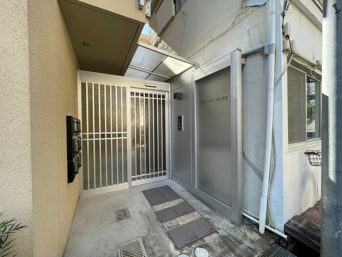 物件外観写真3　(エントランス部分)