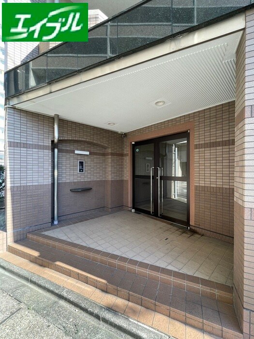 物件外観写真4　(エントランス部分)