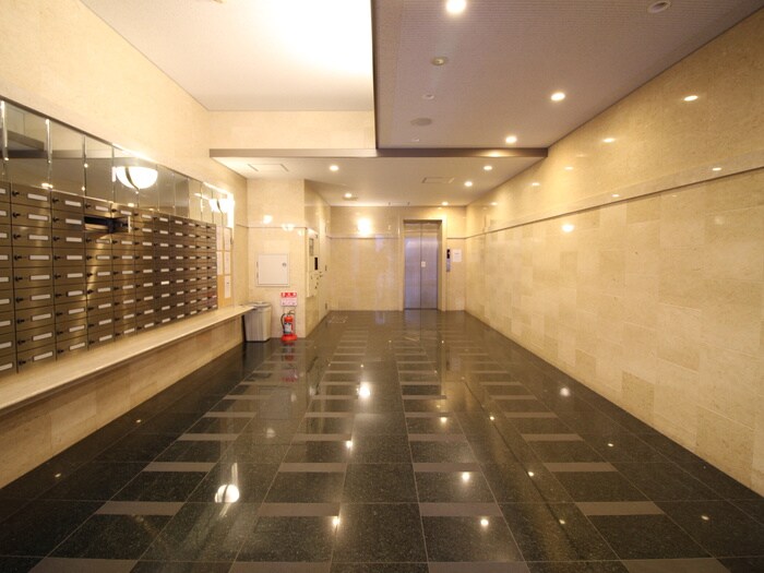 物件外観写真4　(エントランス部分)