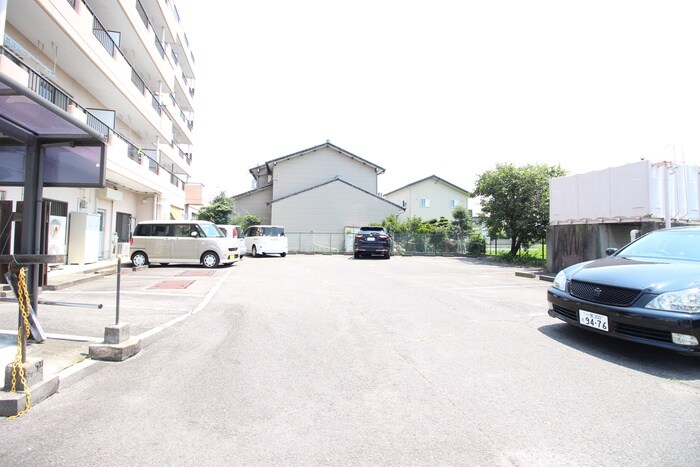 物件外観写真4　(駐車場)