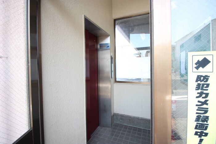 物件外観写真6　(エントランス部分)