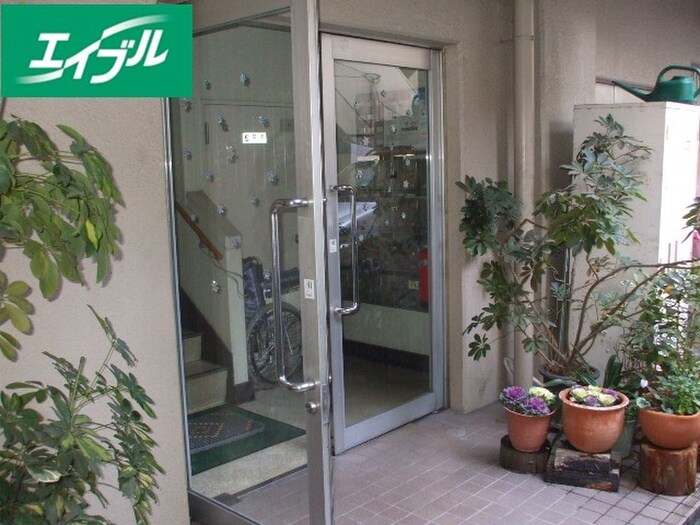 物件外観写真2　(エントランス部分)