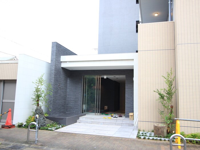 物件外観写真2　(エントランス部分)