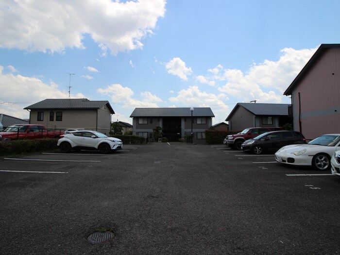 物件外観写真6　(駐車場)