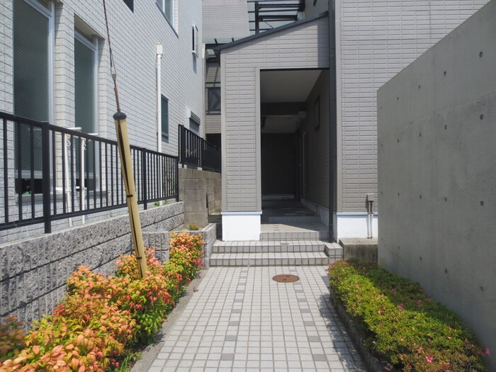 物件外観写真3　(エントランス部分)