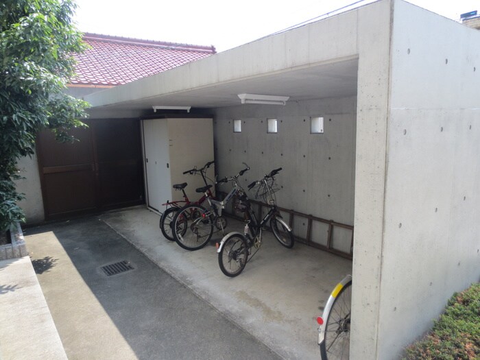 物件外観写真4　(駐輪場)