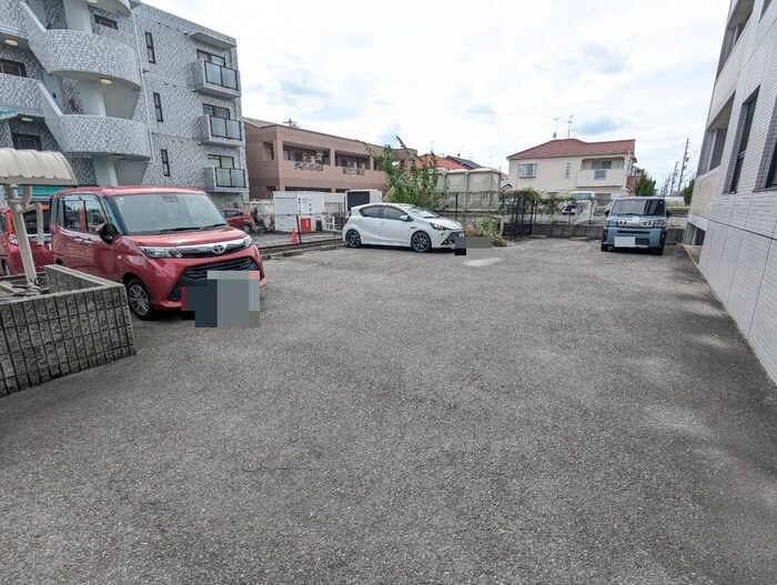 物件外観写真3　(駐車場)