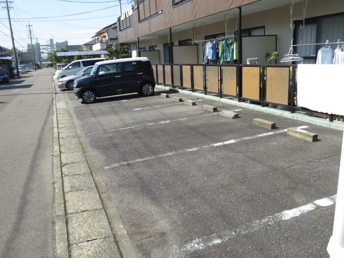 物件外観写真3　(駐車場)