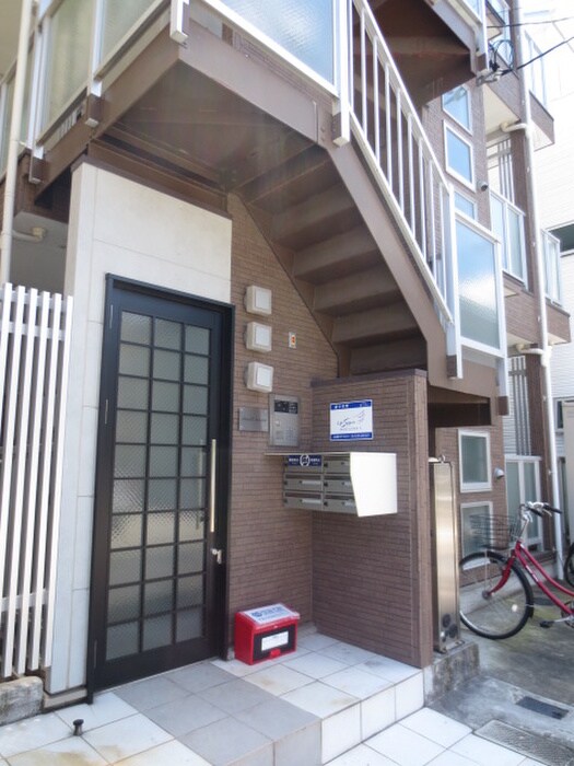 物件外観写真2　(エントランス部分)