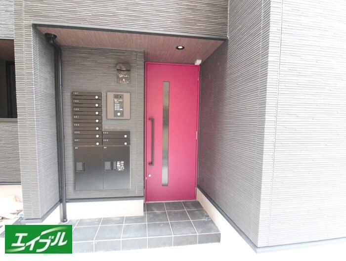 物件外観写真2　(エントランス部分)