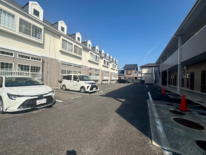 物件外観写真3　(駐車場)
