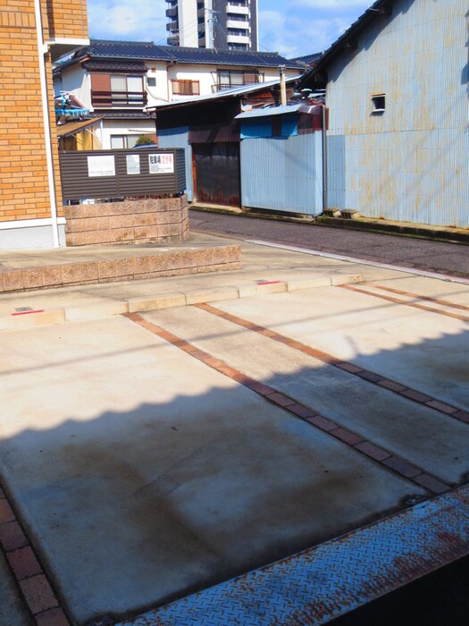 物件外観写真6　(駐車場)