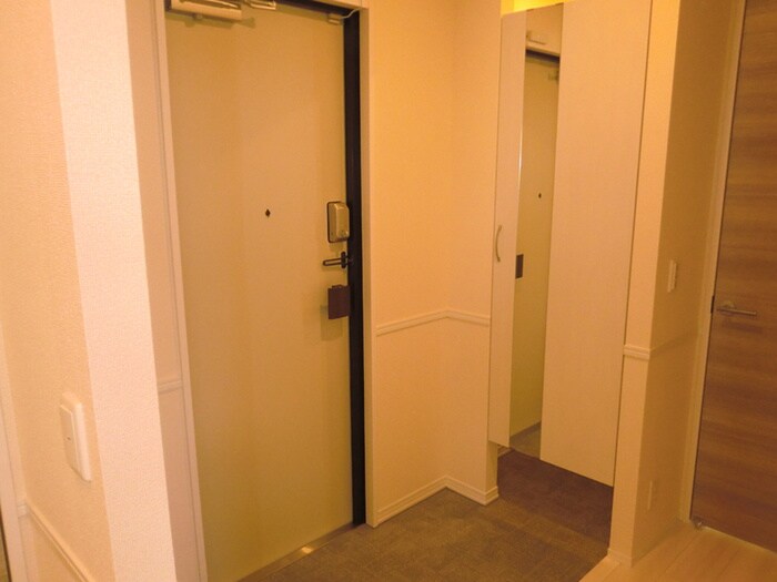 物件内観写真4　(玄関)