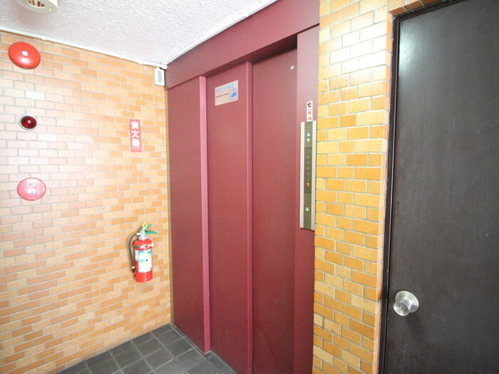 物件外観写真5　(エントランス部分)