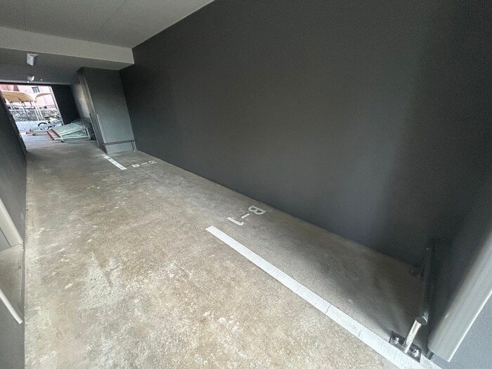 物件外観写真3　(バイク置き場)