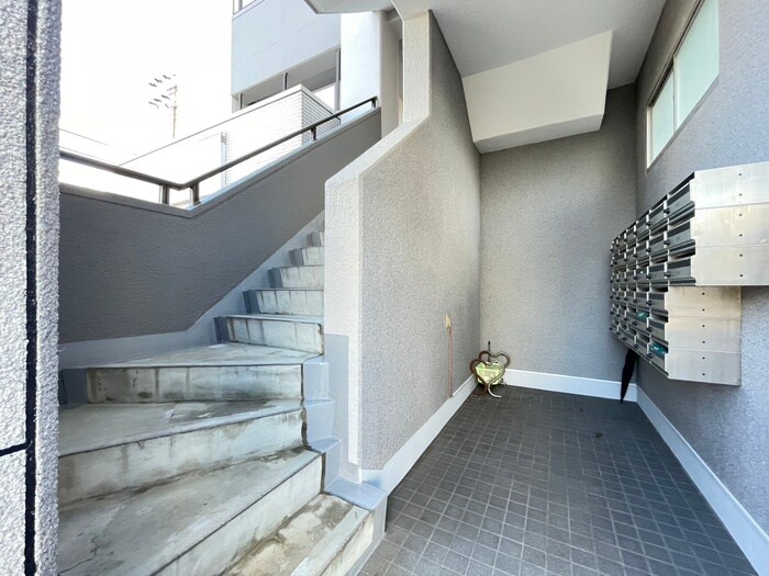 物件外観写真5　(エントランス部分)