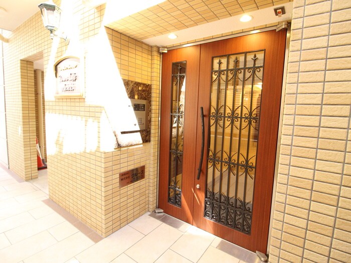 物件外観写真2　(エントランス部分)