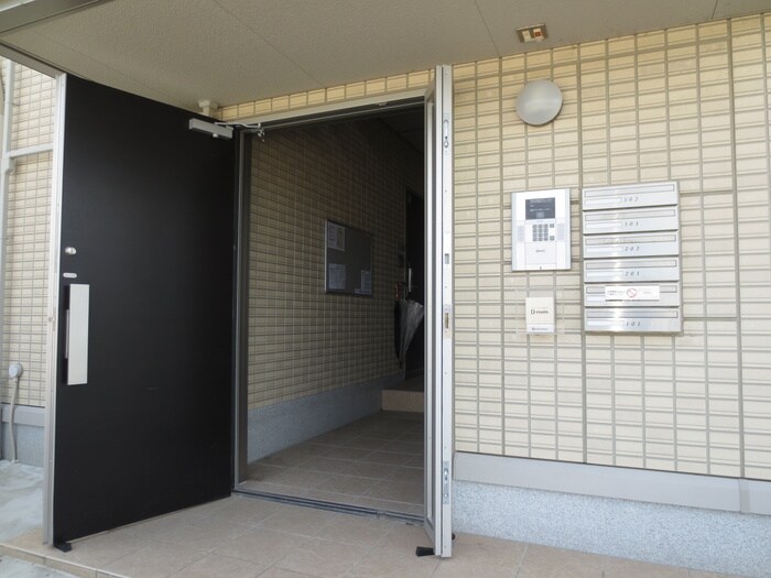 物件外観写真3　(エントランス部分)