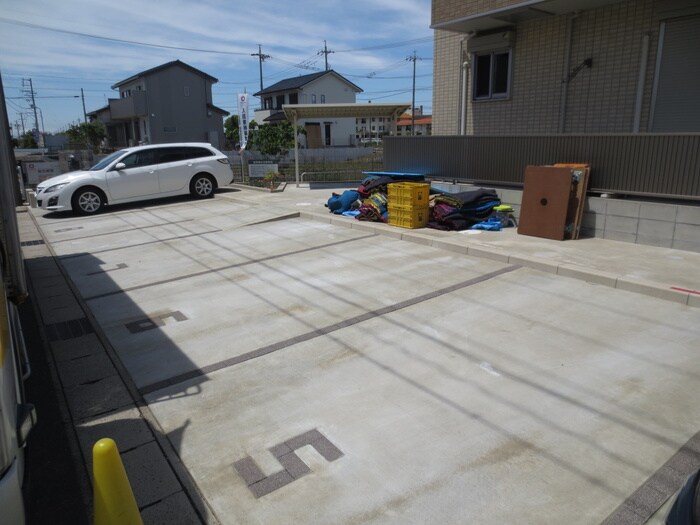 物件外観写真4　(駐車場)
